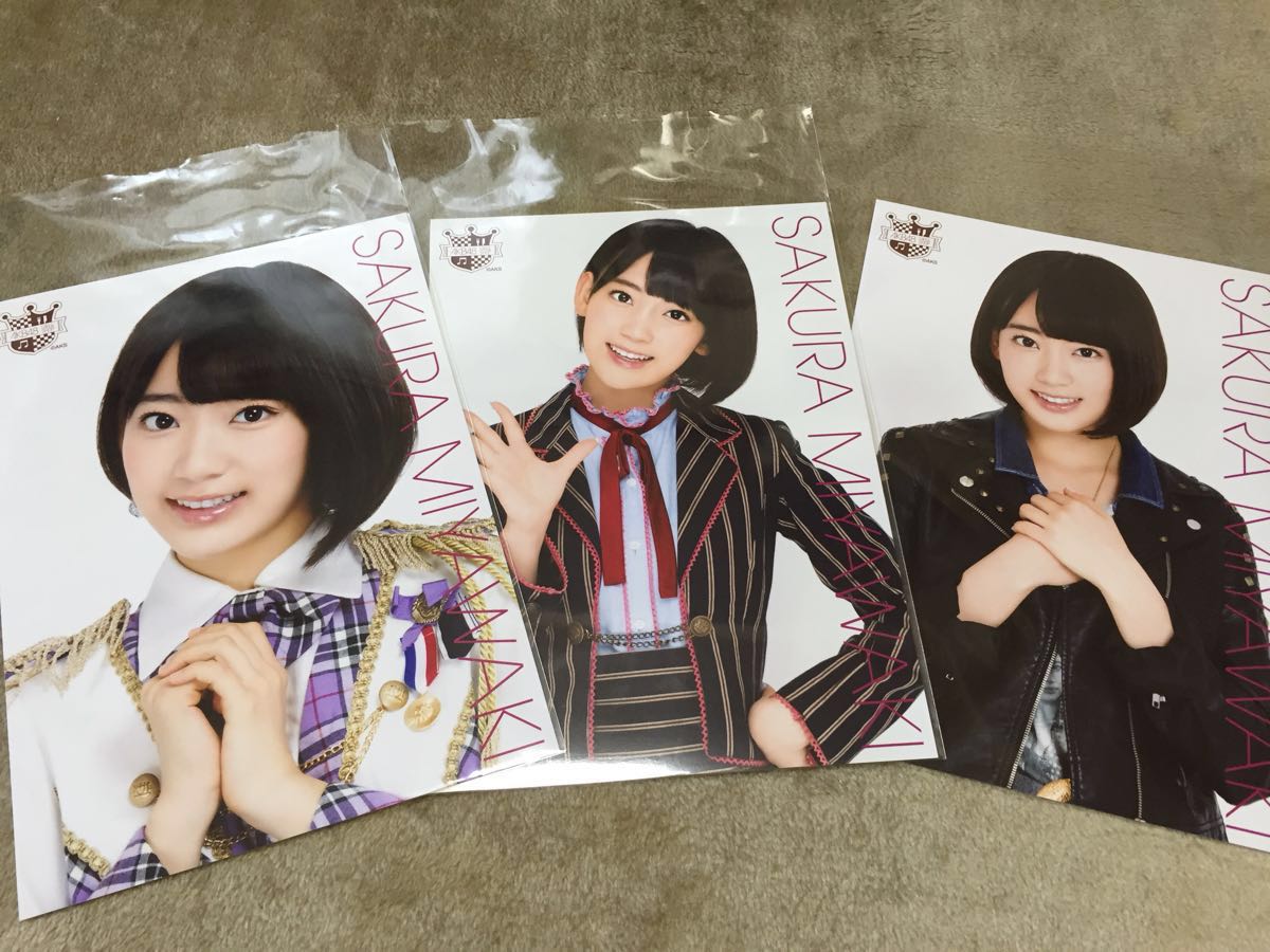 AKB48 HKT48 宮脇咲良 グッズ まとめ売り (バッジ キーホルダー 写真集