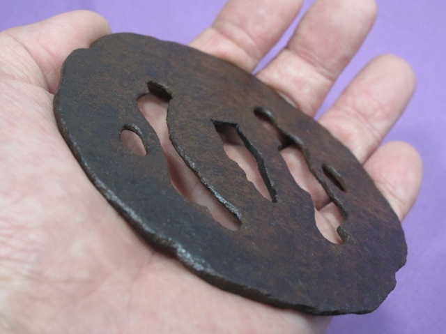 鉄地特大鍔 鐔 (甲冑師 軍配透かし) 室町時代〜江戸時代 箱付き