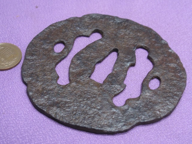 鉄地特大鍔 鐔 (甲冑師 軍配透かし) 室町時代〜江戸時代 箱付き