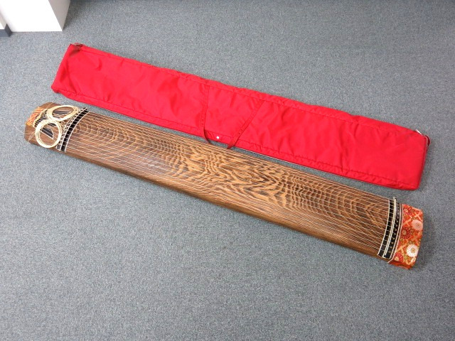 G338 F 13弦 琴 くり甲 上角造り 彫金口前 蒔絵 在銘 G338 F 13弦 琴 くり甲 上角造り 彫金口前 蒔絵 在銘