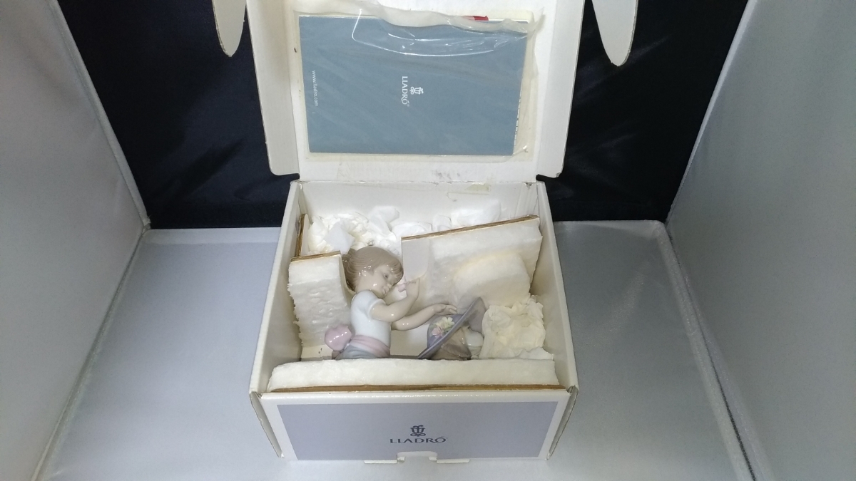 LLADRO リヤドロ 6862 犬と少女 おめかししようね フィギュリン 磁器