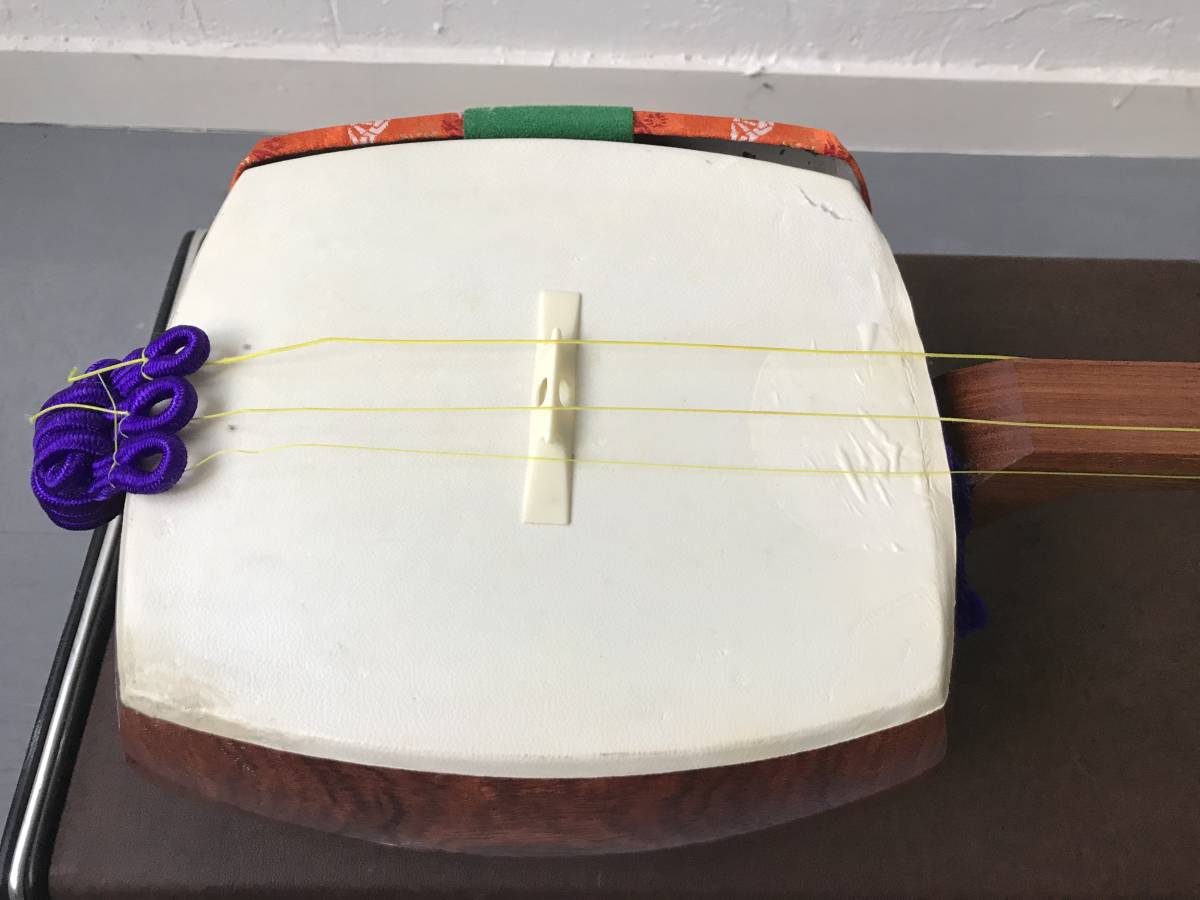 中古品三味線 本体、バチなど付属品多数、ハードケースケース付き 中古