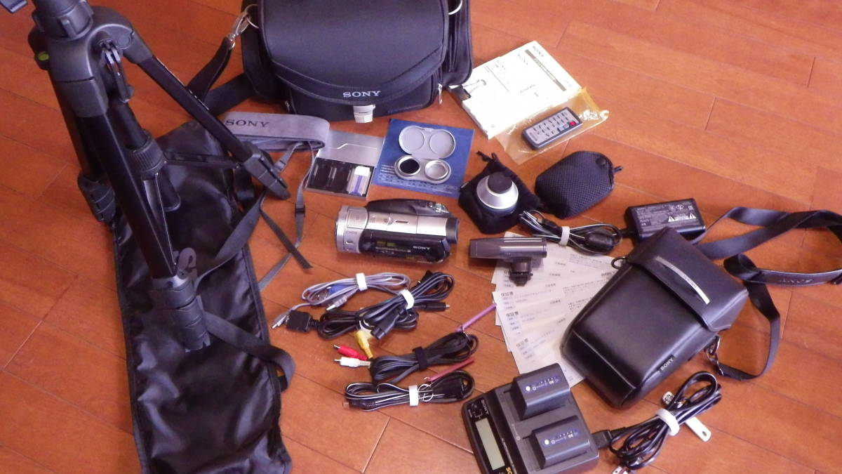 SONY AVCHDビデオカメラ HDR-SR1+周辺機材色々 ソニー、世界初のAVCHD対応DVD&frasl;HDDカム ブラック : Zooma!」 ハイビジョンを当たり前に\u2015\u2015ソニー、18万円のHDビデオカメラ「HDR-HC1 HDD採用のハイビジョンハンディカム\u2015\u2015ソニー「HDR-SR1」：レビュー（1