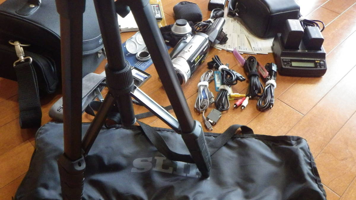 SONY AVCHDビデオカメラ HDR-SR1+周辺機材色々 ソニー、世界初のAVCHD対応DVD&frasl;HDDカム ブラック : Zooma!」 ハイビジョンを当たり前に\u2015\u2015ソニー、18万円のHDビデオカメラ「HDR-HC1 HDD採用のハイビジョンハンディカム\u2015\u2015ソニー「HDR-SR1」：レビュー（1