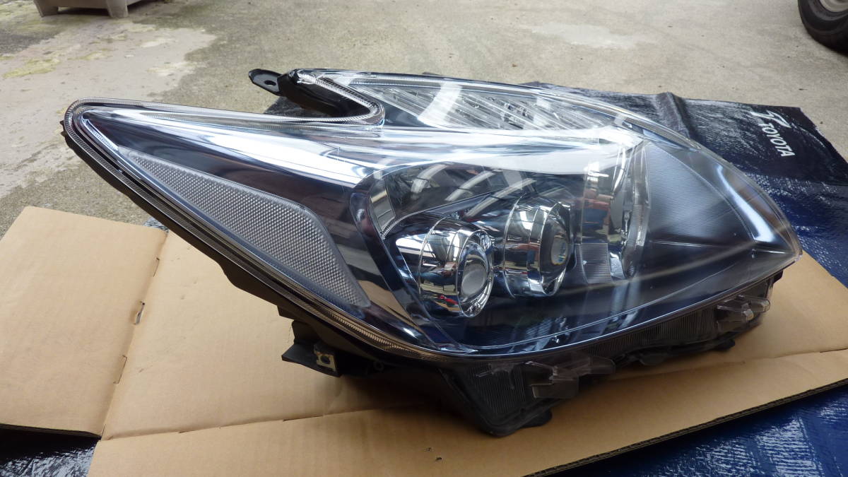ZVW30　プリウス　右　LEDヘッドランプユニット