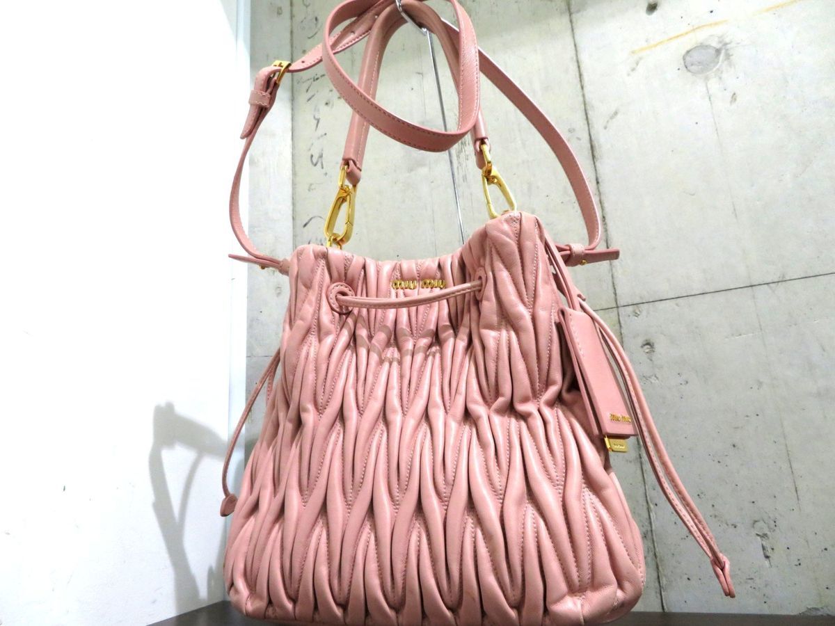 最安値，限定SALE ギャランティ付き 良品 ミュウミュウ 5BE004 巾着 マテラッセ 2WAY ショルダーバッグ トートバッグ レザー(かばん、バッグ)｜売買されたオークション情報、yahooの商品情報をアーカイブ公開 - かばん、バッグ