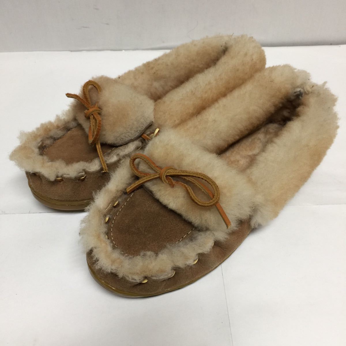【MINNETONKA ミネトンカ】モカシン ルームスリッパ シューズ ボア モコモコ キャメル リボン US6 美品