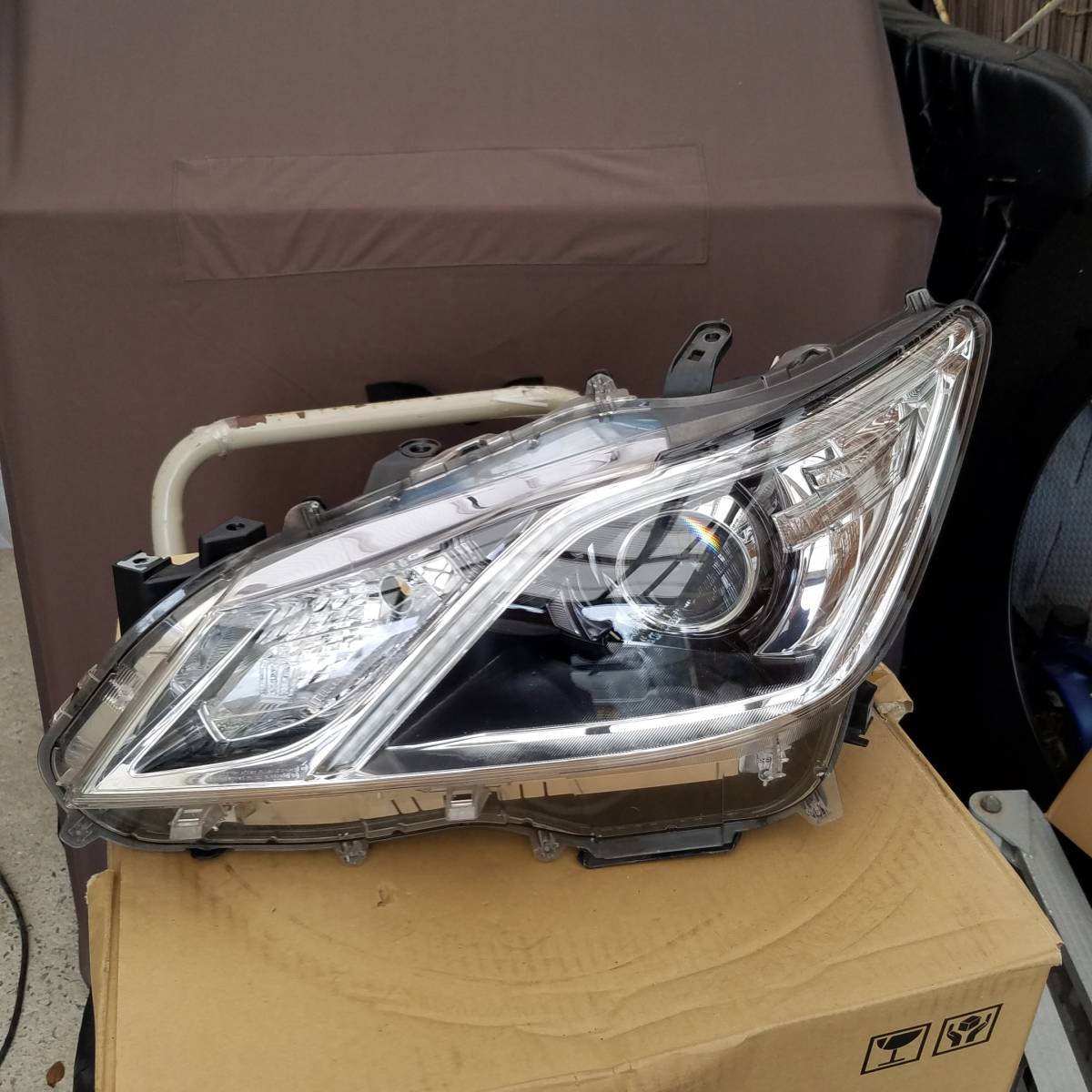 28 トヨタ・210系クラウン前期 純正 HID ヘッドライト 右側