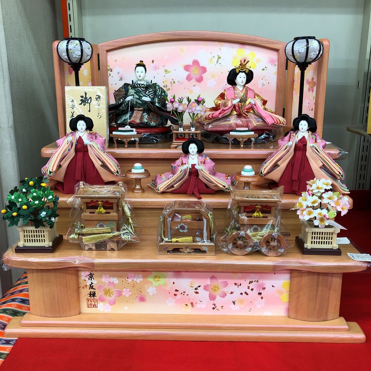雛人形 | 三段 おとなしいピンクの雛人形を桜で彩る三段飾りの通販 