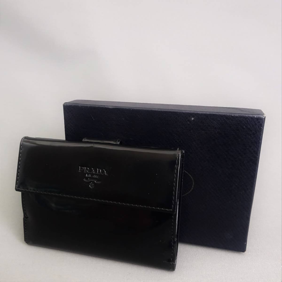 プラダ PRADA 二つ折り財布 黒 財布 革 レザー ブラック 公式通販 