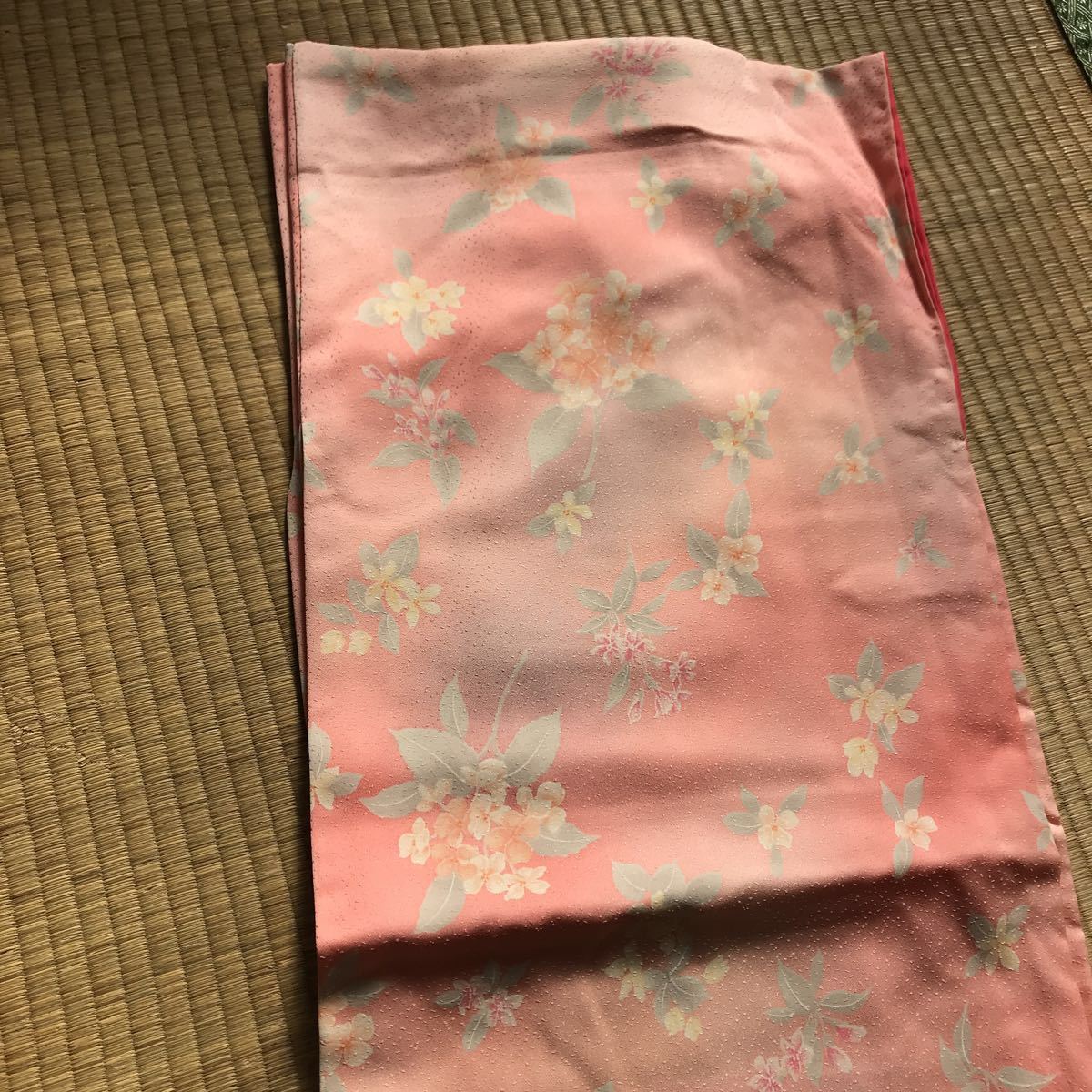 可愛い！春色 正絹綸子に地紋 小花模様小紋