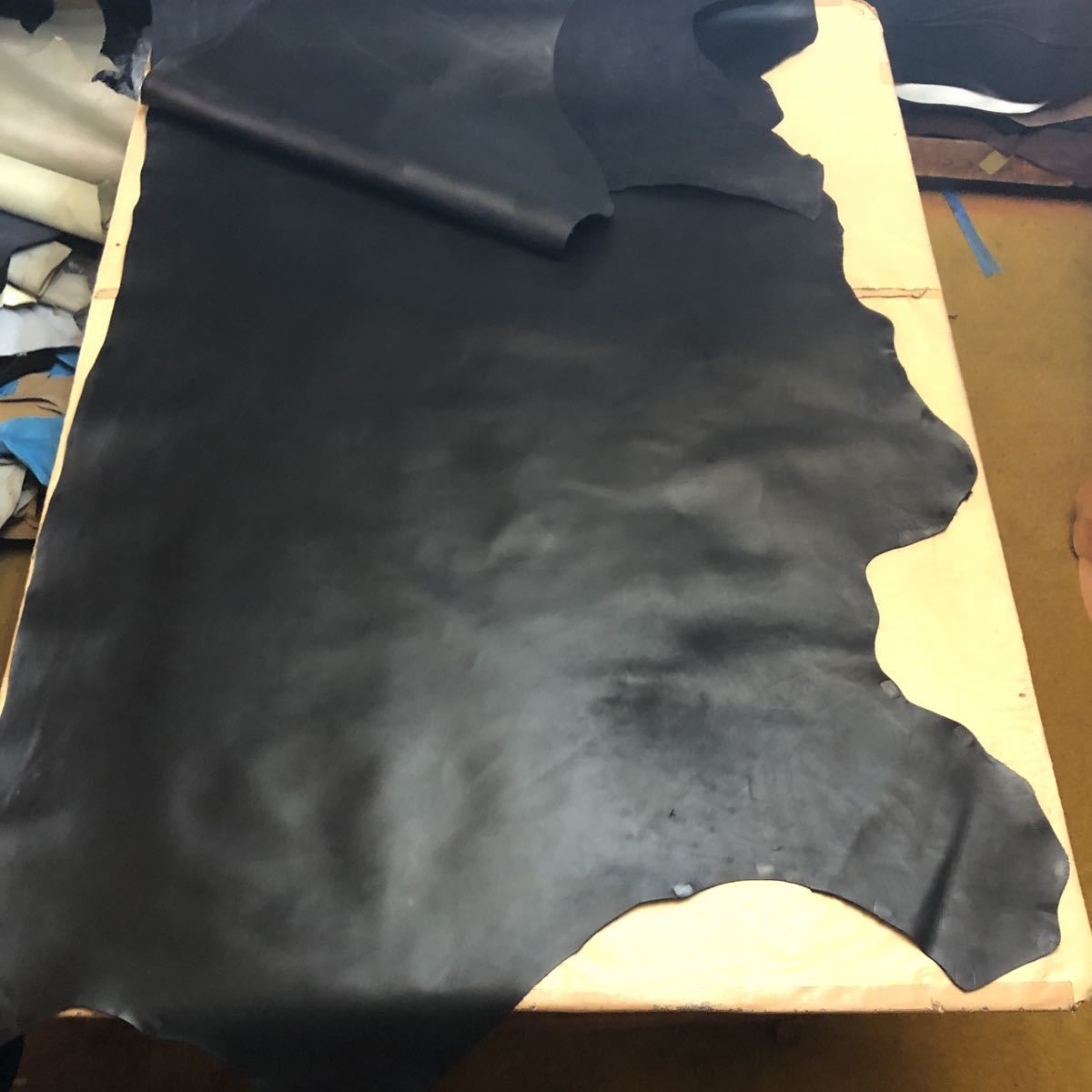  6000円 姫路産 牛革ブラックラッカー 半ツヤ 約1.6 1.7mm(材料)｜売買されたオークション情報、yahooの商品情報をアーカイブ公開 - オークファン 材料