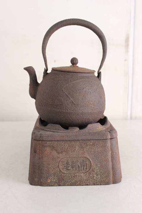 E4 古鉄 鉄瓶 風炉釜 鉄釜 茶道具 囲炉裏 火鉢 古民具 炭火 骨董 骨董品 TB526古い鉄製の炉と茶釜、鉄瓶のセット◇七輪/酒燗/茶道具/火鉢/鉄瓶