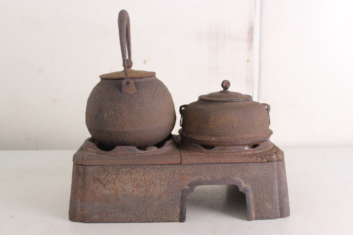 TB526古い鉄製の炉と茶釜、鉄瓶のセット◇七輪/酒燗/茶道具/火鉢/鉄瓶