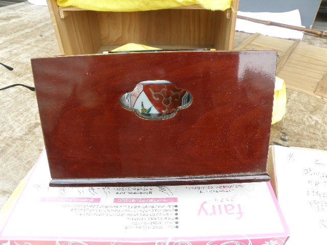 伊万里焼錦手火入れ付き黒塗たばこ盆一対箱入り [B25631] 伊万里焼錦手