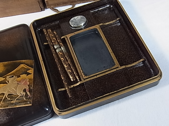 古美術品 時代 極上蒔絵 黒漆金蒔絵内梨地 硯箱（硯、水滴、筆、他2点
