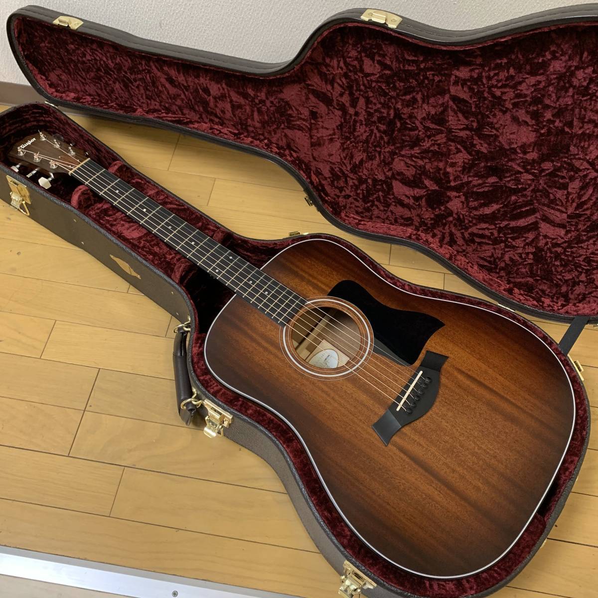 Taylor 320e Limited Spring Baritone - SLTD Used Shaded Dreadnought 