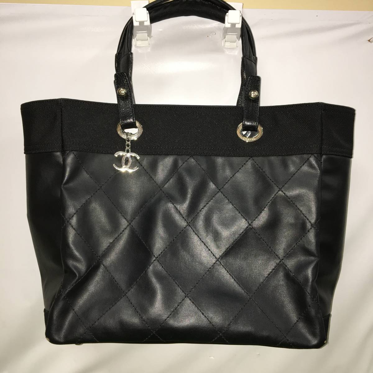 シャネル パリビアリッツ トートMM トートバッグ 黒 美品級CHANEL シャネル パリビアリッツ トートMM トートバッグ 黒 美品級CHANEL