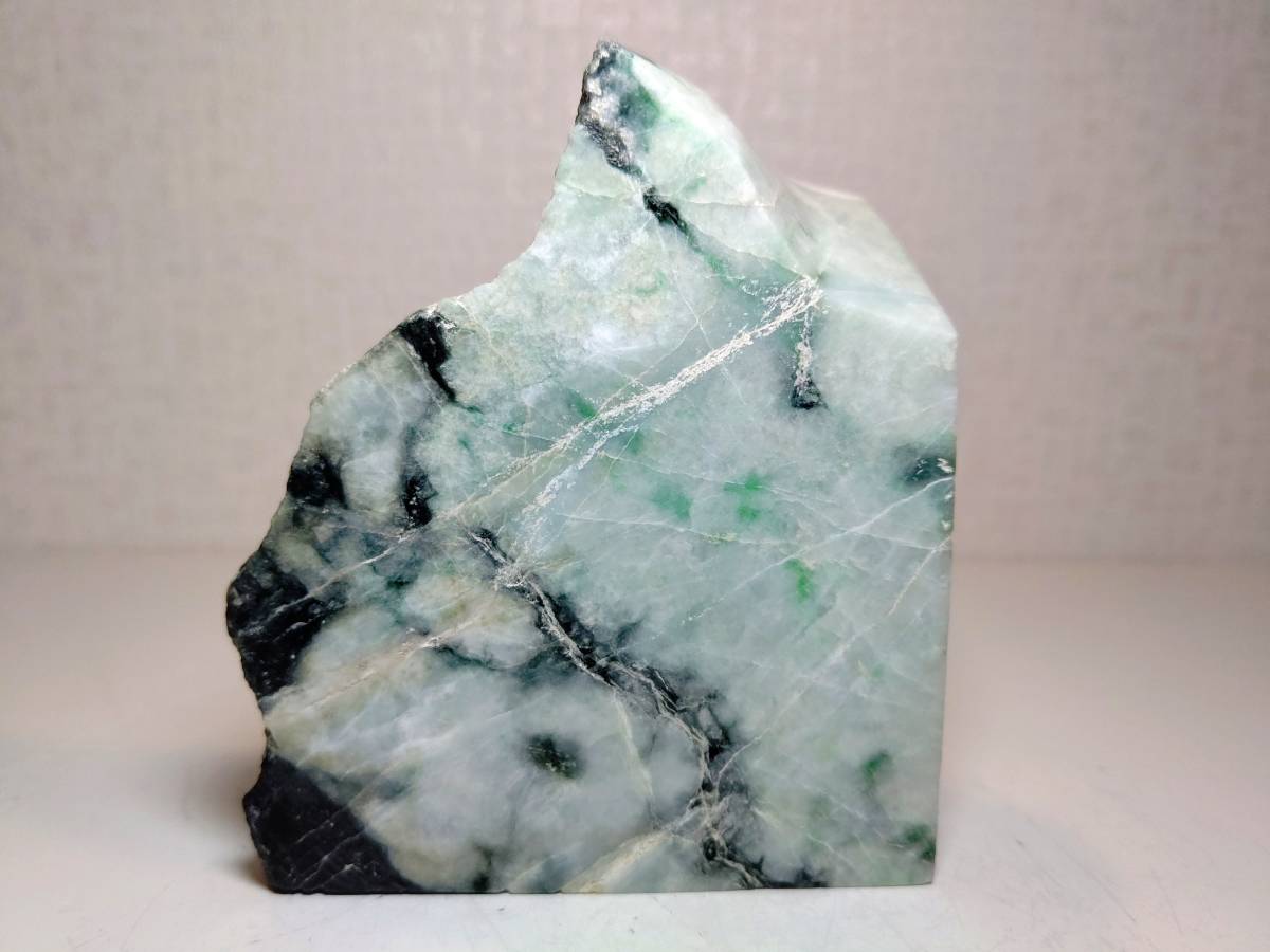 糸魚川⑭ 翡翠 240g ヒスイ 原石 鑑賞石 自然石 誕生石 鉱物 鉱石 水石 緑黒白 714g 翡翠 原石 ヒスイ 鉱物 鑑賞石 糸魚川 水石 自然石 天然石