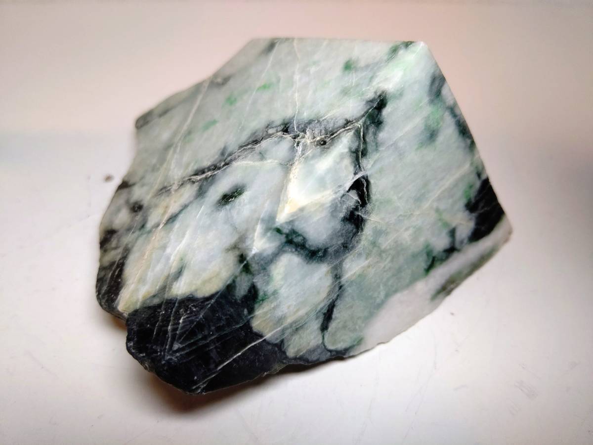 緑黒白 714g 翡翠 原石 ヒスイ 鉱物 鑑賞石 糸魚川 水石 自然石 天然石