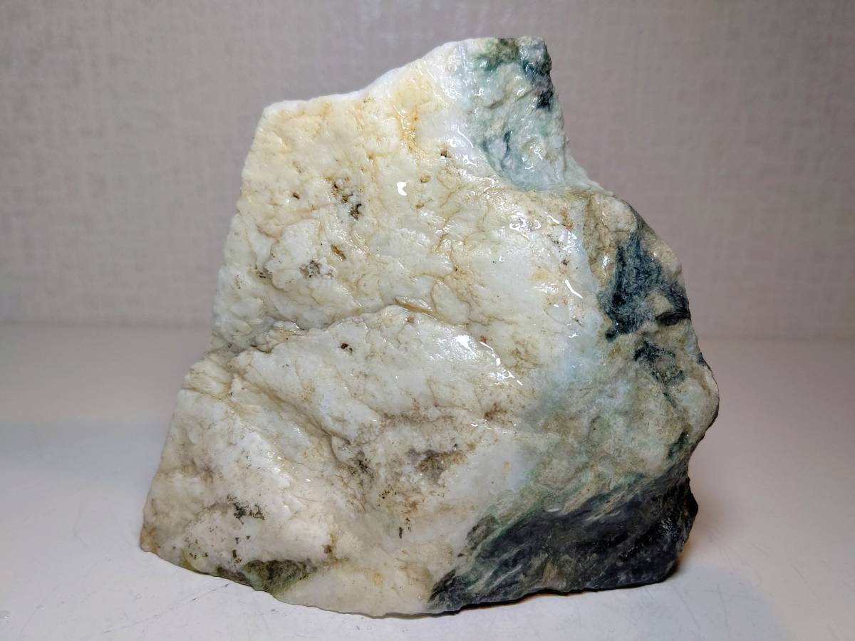 緑黒白 714g 翡翠 原石 ヒスイ 鉱物 鑑賞石 糸魚川 水石 自然石 天然石
