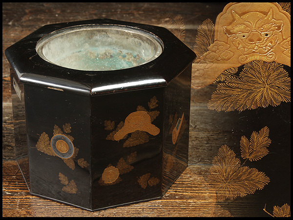 驚きの破格値 DO287 古 時代物 立葵/桐紋入 黒漆螺鈿歯朶と瓦蒔絵八角形火鉢 黒漆螺鈿羊歯古瓦蒔絵八角火鉢 裏底梨地黒漆蒔絵火鉢 蒔絵手焙 木箱附(漆芸)｜売買されたオークション情報、yahooの商品情報を その他