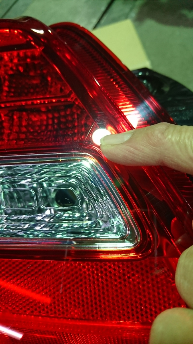 車 スイフト 《ZC13S ZC33S ZC53S 》左テールライト 左テールランプ