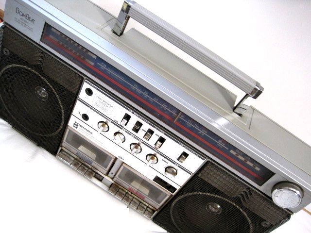 昭和レトロ 家電 東芝 BOMBEAT RT-S84 ラジカセ ※ジャンク品※ 昭和レトロ デカラジカセ 東芝BomBeatボンビートRT-S84(62×31×14cm