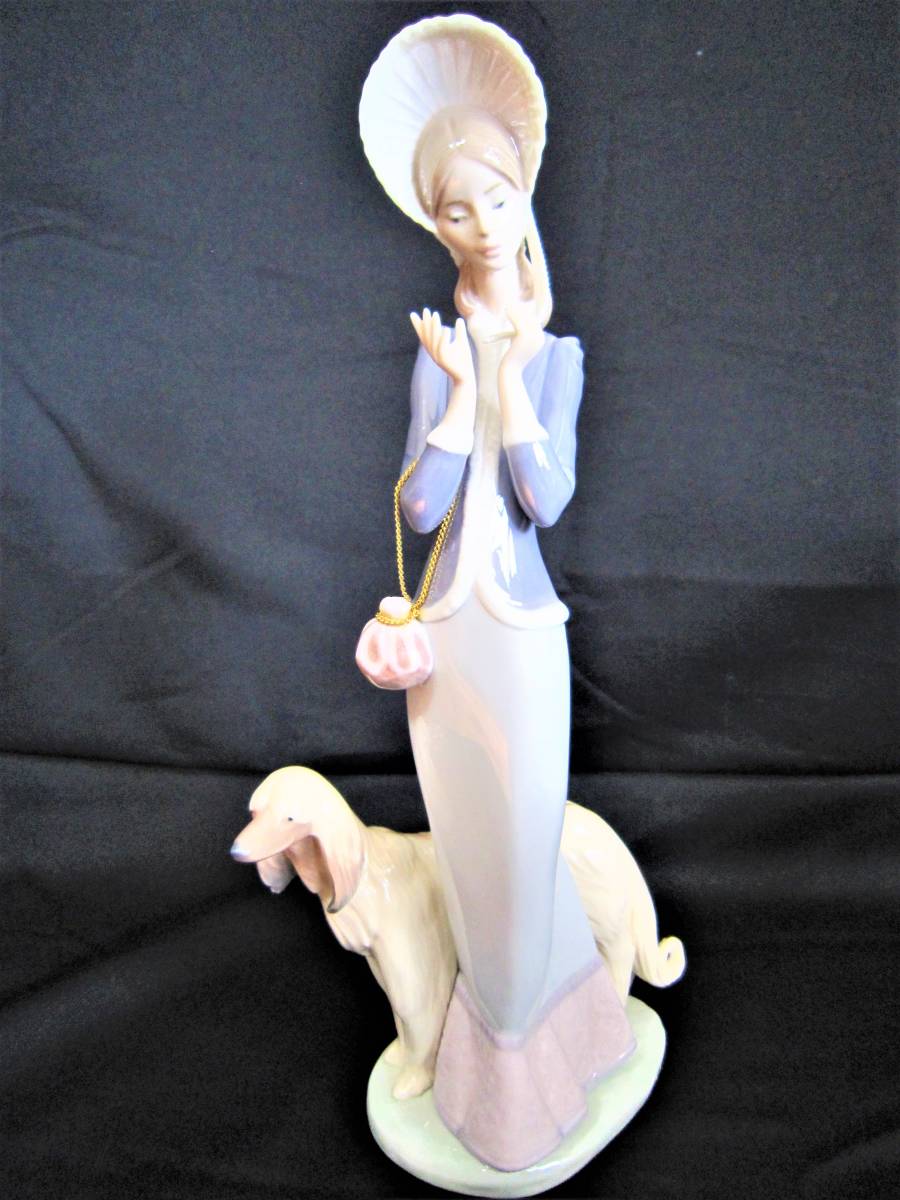 美術品・アンティーク・コレクション LLADRO 青と白の陶器製女性像と犬