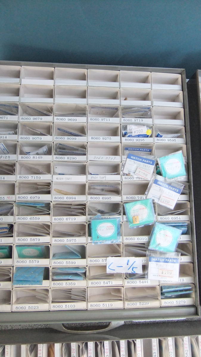 古い時計部品色々　く-スチール5箱　店じまいの譲渡品につき写真で判断願う くー1/5 ～5/5 