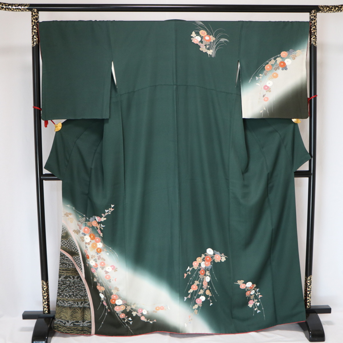 正規品，新作登場 大きい訪問着 紋ちりめん 友禅 ボカシ 刺繍 花柄 深緑色系 正絹 身丈:164㎝ 裄丈:69.0㎝ 品 訪問着 着物 C302(仕立て上がり)｜売買されたオークション情報、yahooの商品情報をアーカイブ公開 - オ 仕立て上がり