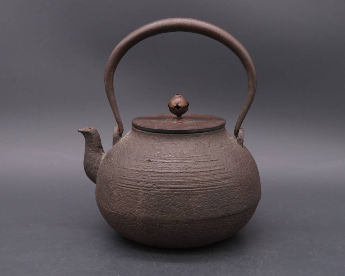 龍文堂造 　煎茶道具 時代物 古作 鉄瓶 銅蓋 　岩肌 茶器 茶道具 煎茶道具 鉄瓶 茶道具 龍文堂 釜師 時代物 銅蓋 銅製蓋 白肌鉄瓶 南部
