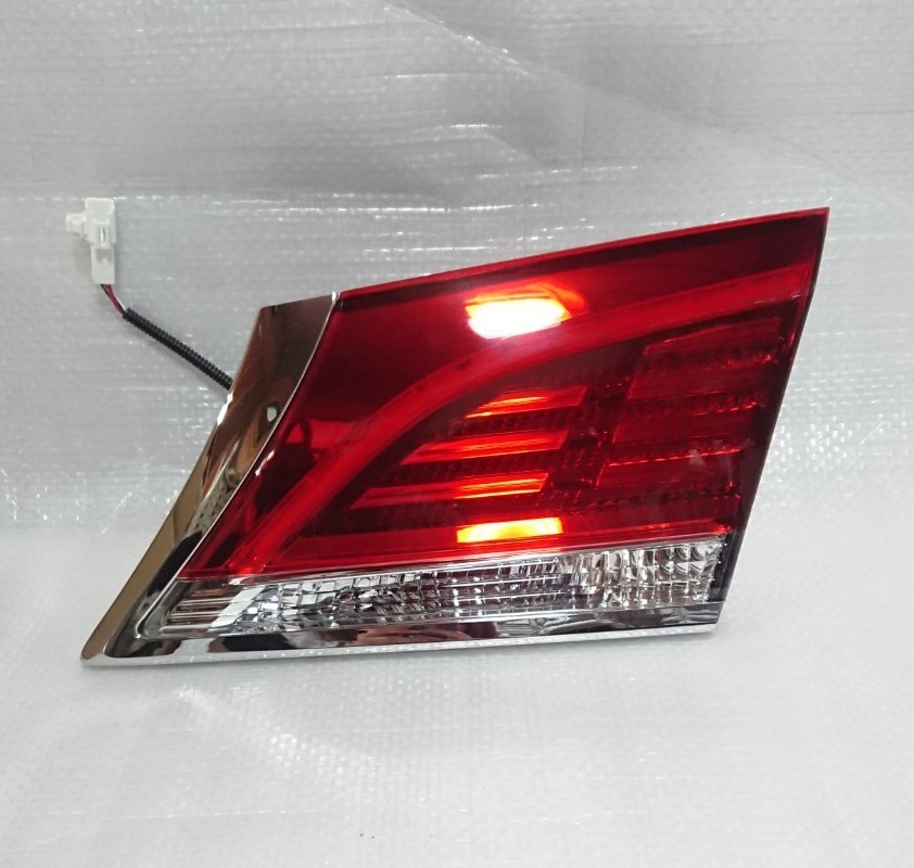 トヨタ クラウン ロイヤルサルーン 純正 右 テールランプ 美品 トヨタ クラウン ハイブリット 210系 ロイヤル サルーン 純正 右