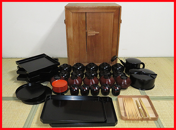 ◆ 茶道具　茶懐石　懐石道具　【　利休形　木製黒真塗　懐石道具一式　】５人前　杉箱　八寸　和箸　竹箸付