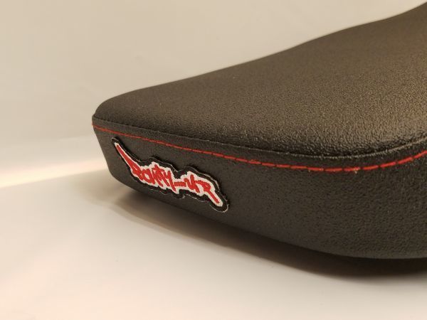 BWS125 1型 [Party up] レーシングフラットシート 黒×黒 ロゴ有り