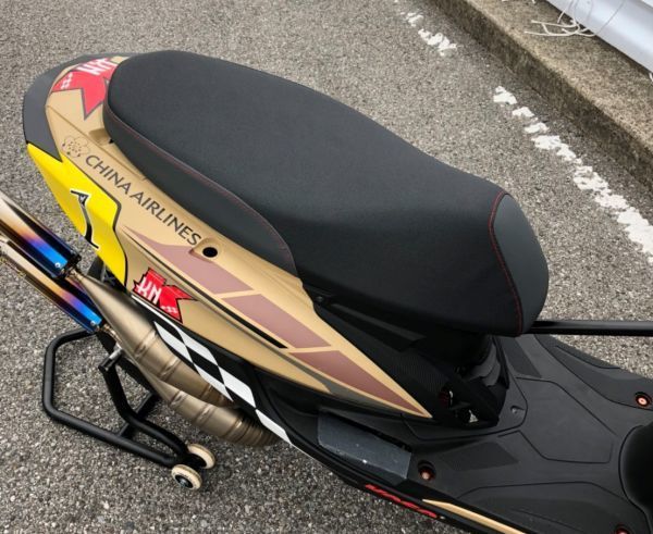 BWS125 1型 [Party up] レーシングフラットシート 黒×黒 ロゴ有り