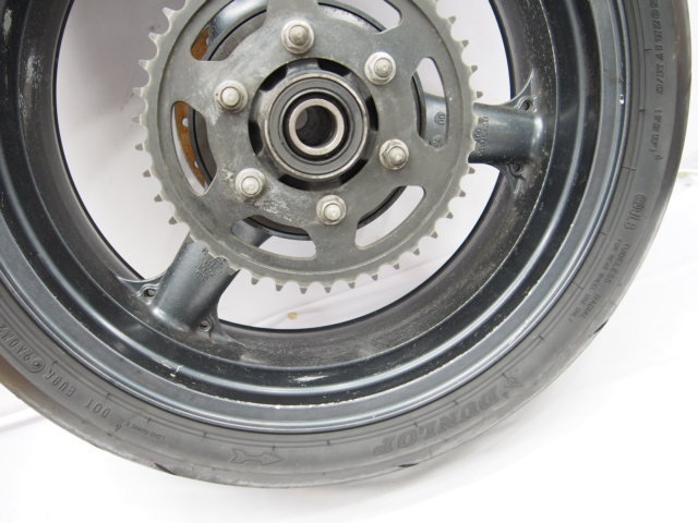 額 ZX-9Rリアホイール_ブレなし仕上げ用に_16年タイヤ付き。17X6.00J/E型
