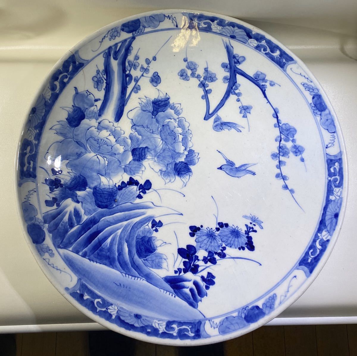 古伊万里 染付 梅に岩牡丹絵図 55㎝ 大皿 西とA 【公式通販】