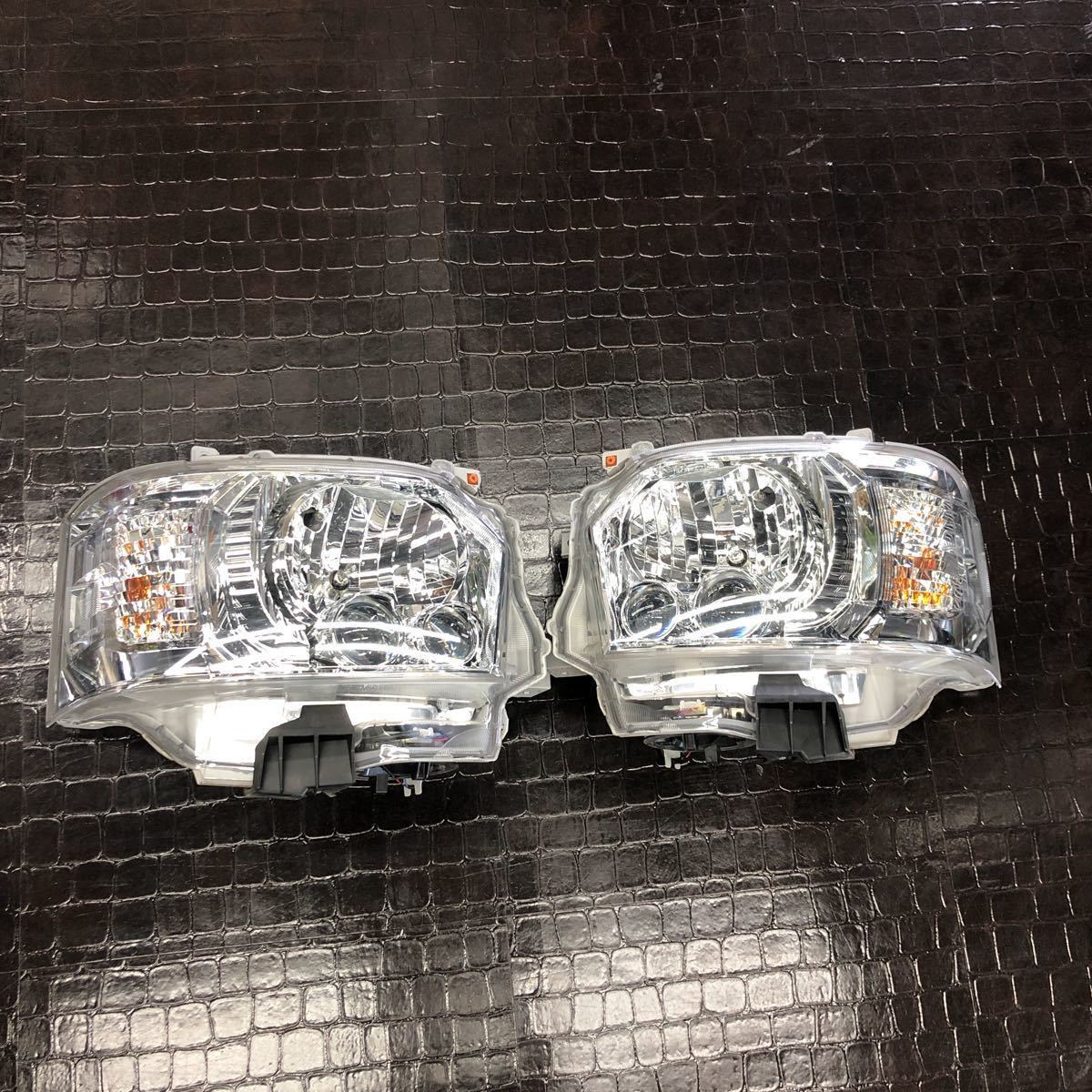 200系 ハイエース レジアスエース 純正 LED ヘッドライト 中古