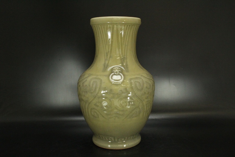 【銀閣】 中国美術 青磁 刻饕餮紋 大瓶 高36cm 花入 花生 旧家蔵出(ZC207)