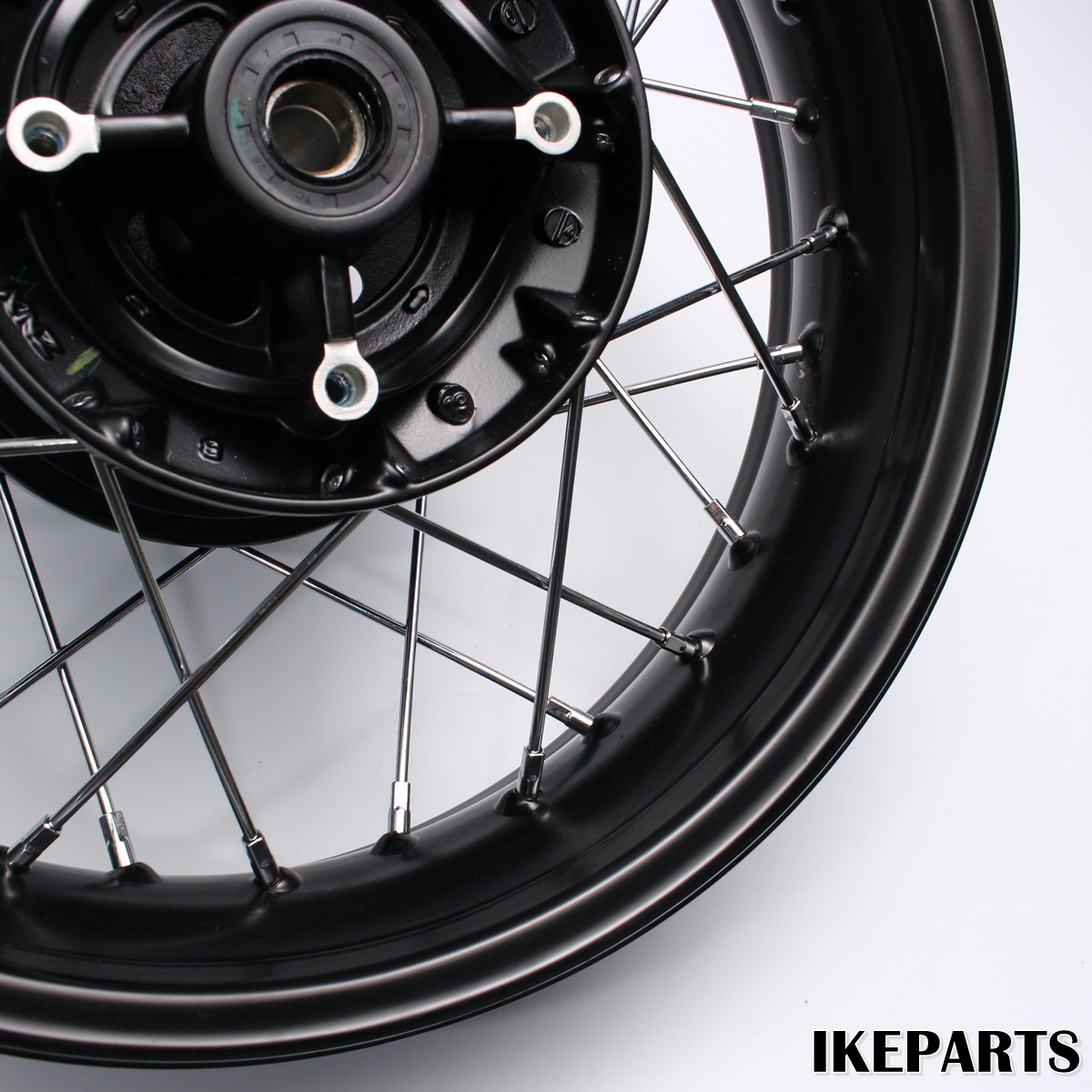 美品 トライアンフ TRIUMPH ボンネビル T120 純正 リアホイール 「19x4