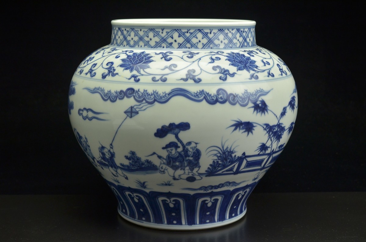 都内個人収集家蔵】青花人物壺 ◇中国古玩骨董(同梱不可)821GF253