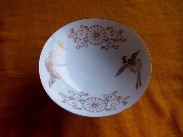 戦後の宮中晩餐会で使用された盃 十六八重菊紋