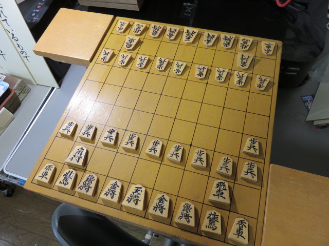 大人気，HOT 4つ足へそ付きの将棋盤と黄楊上彫の駒 一本足の駒台１対と桐の駒箱 駒袋のセット 201123-1(将棋)｜売買されたオークション情報、yahooの商品情報をアーカイブ公開 - オークファン 将棋
