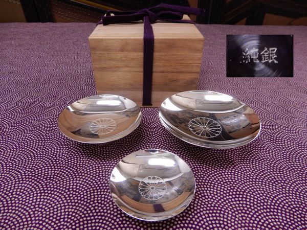 純銀 古物 昭和46年 純銀製品 菊紋銀杯 銀盃 三つ重ね 125g 菊