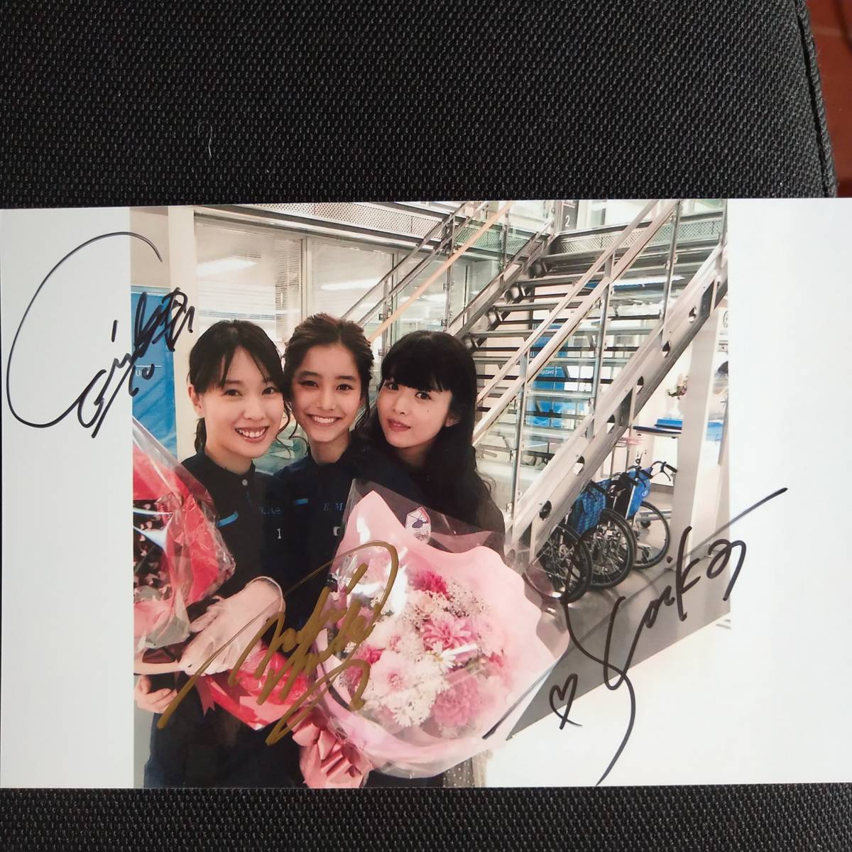 貴重肉筆 サイン写真 R1642戸田恵梨香&新木優子&馬場ふみか サイン