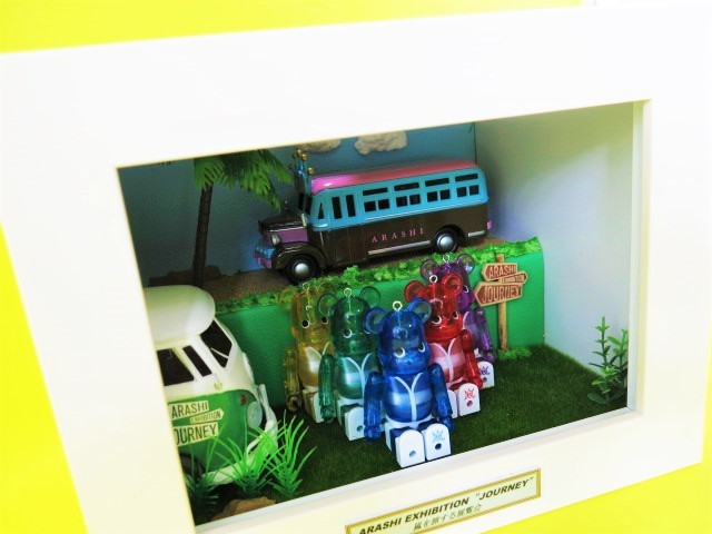 嵐を旅する展覧会 バス ダイキャストカー 座る嵐 ARASHI : 嵐 コップの
