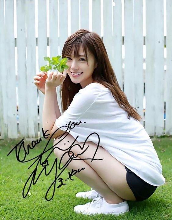 美品 白石麻衣L判写真25枚 手ぶら サイン入り（プリント）セクシー