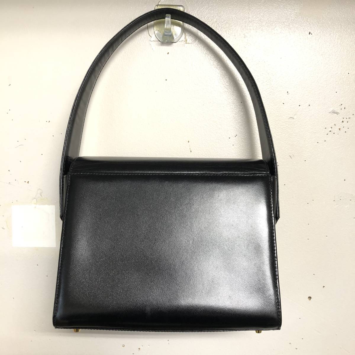 【美品】YUKIKO HANAI ブラック パーティーバッグ 美品 YUKIKO HANAI ブラックレザーハンドバッグ ゴールド金具付き