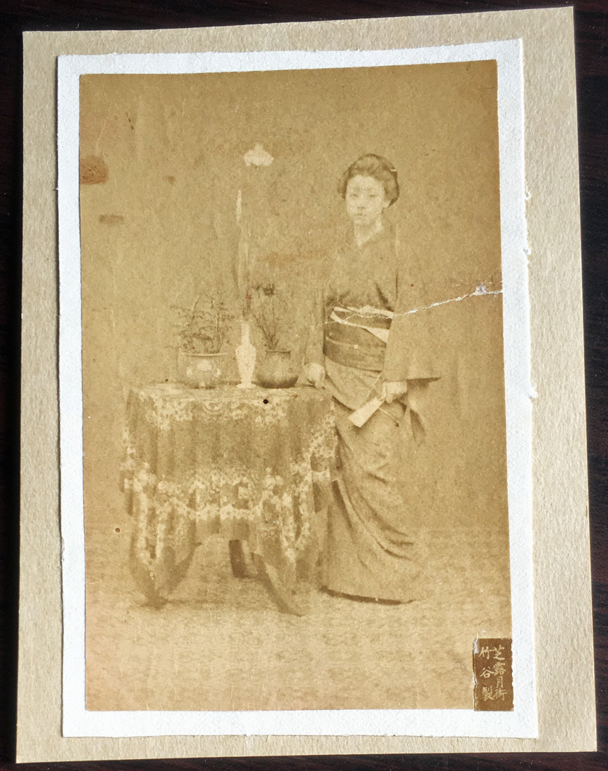 ◆明治期鶏卵紙古写真43◆東京・芝 露月街芸者 美人 遊女/花街/芸妓 検索:絵葉書・古文書 手札版サイズ画面
